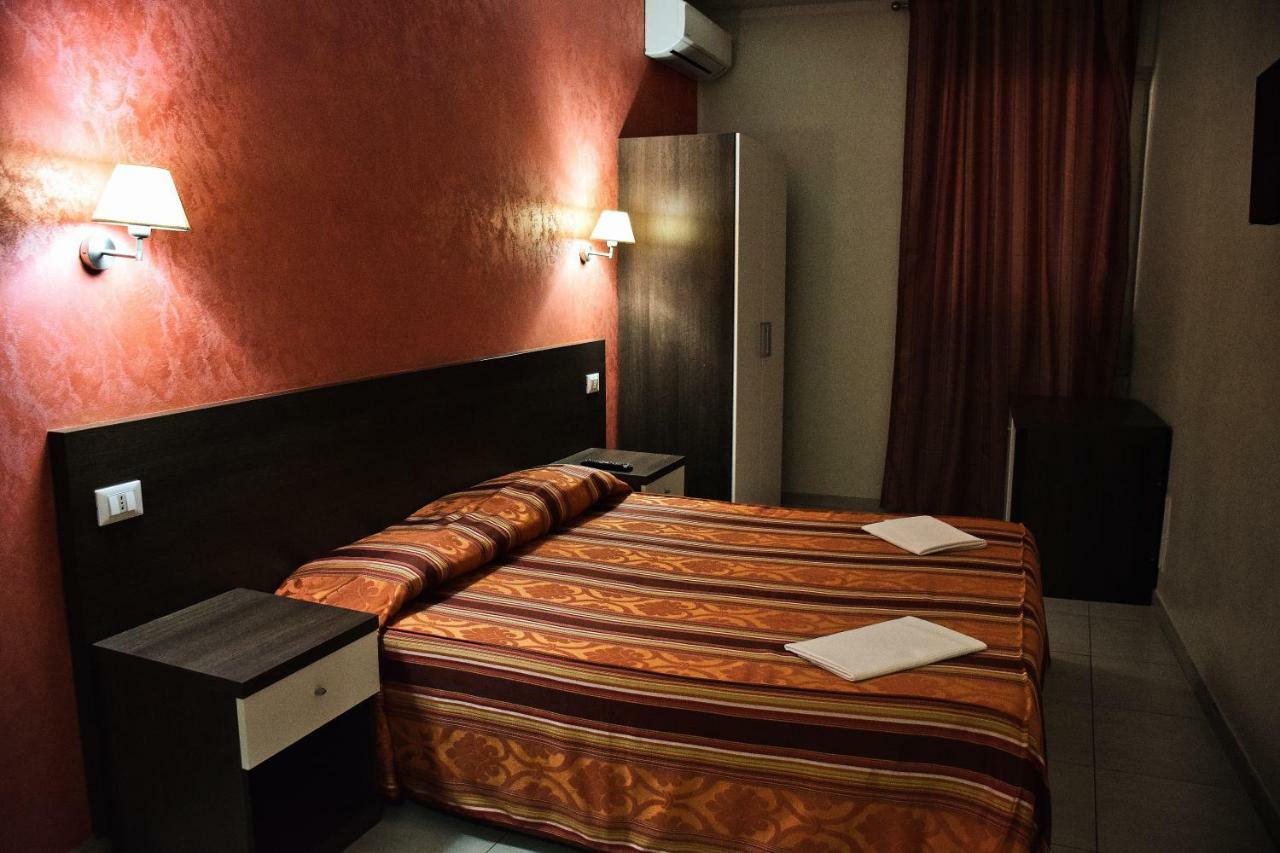 Tiburtina Hotel Holiday Rzym Zewnętrze zdjęcie